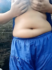 Long-legged older tarts are spreading their lips for fun