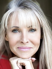 Mature chicks are spreading their lips for a photoshoot