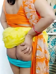 Amateur dame with shaved vagina