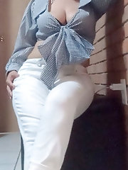 A mature wife receives semen in her mouth